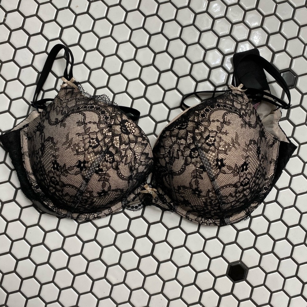 Victoria’s Secret 34DD push up bra